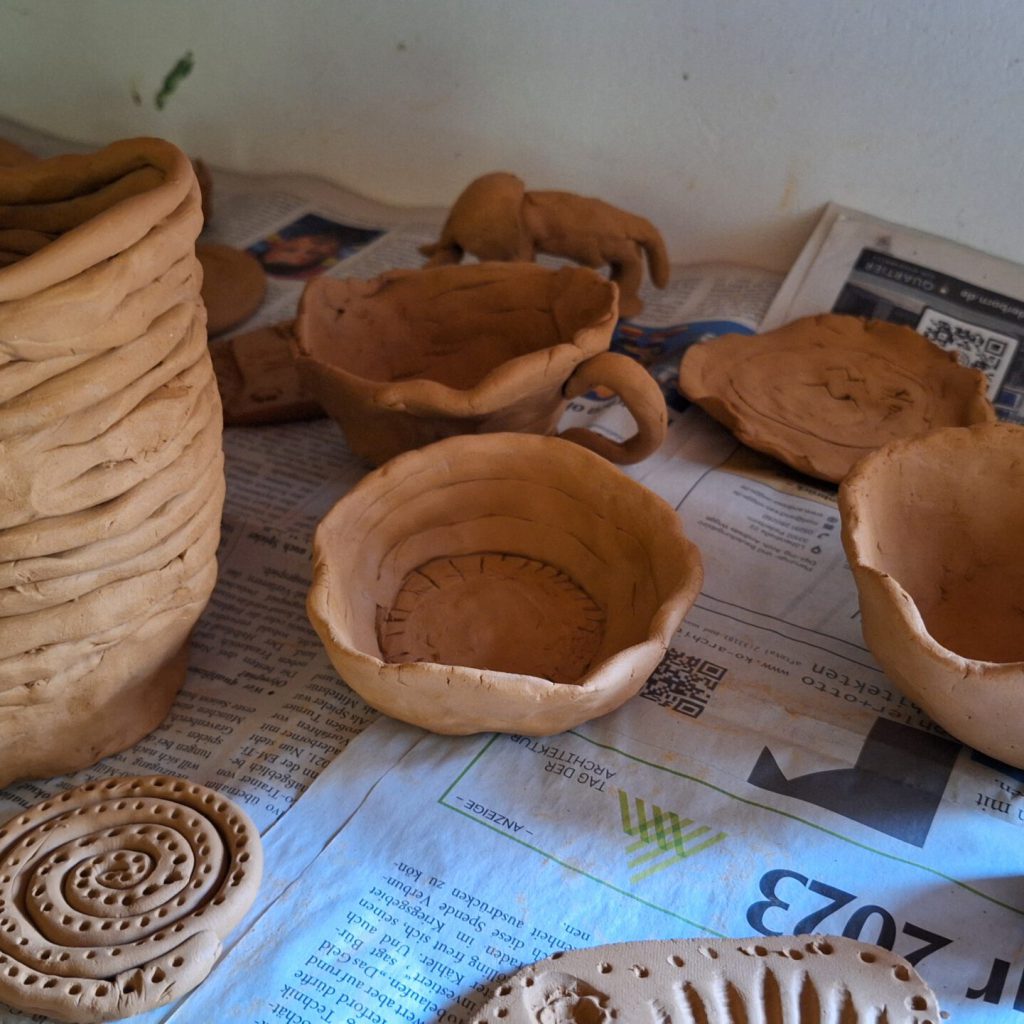 getöpferte Ware steht zum Trocknen - Kulturrucksack